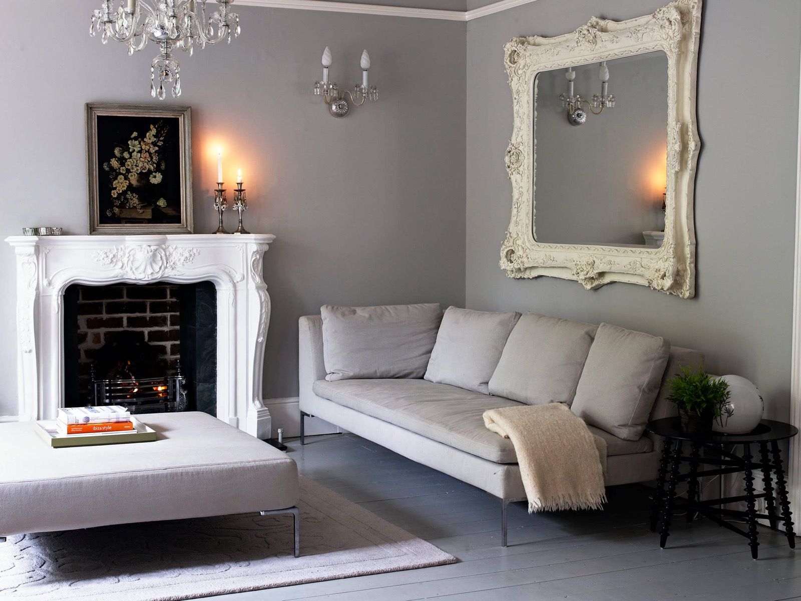 Wohnraum in Pavilion Gray mit Lackierungen in Strong White