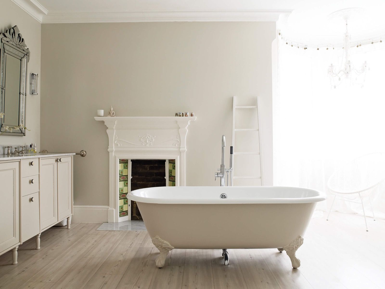 Badezimmer in Elephant’s Breath, Lackierungen in Wimborne White