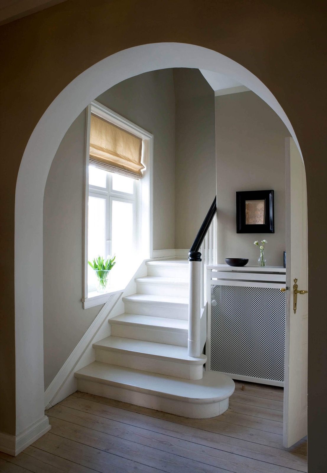 Treppenhaus in traditionellen Neutraltönen